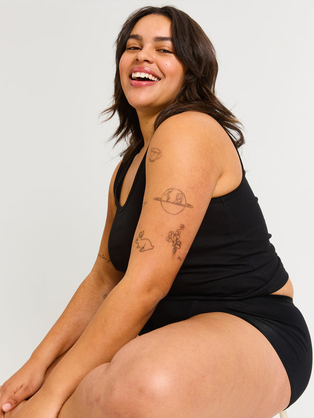 CLBSMWBLAW_MB_Classic_Boyshort_Moisture_Wicking_Black_BiancaM_105.jpg