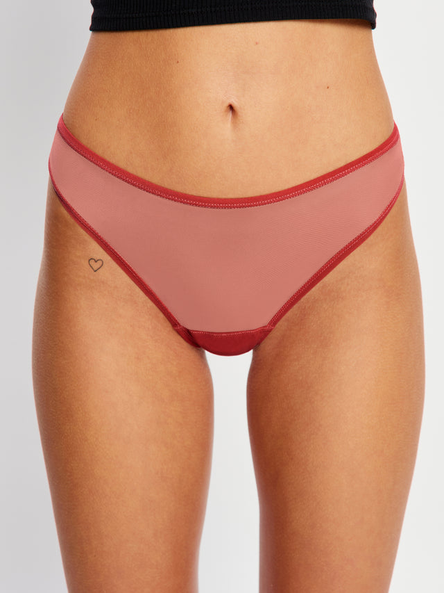 Kaum spürbares Bralette- und String-Set