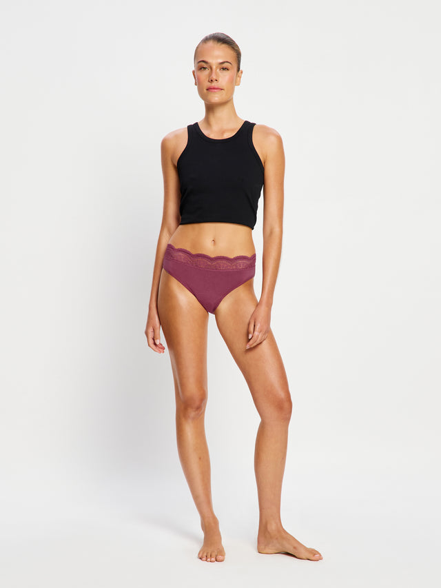 Sinnlicher High Waist Bikini in Pflaumenlila mit moderater Abdeckung