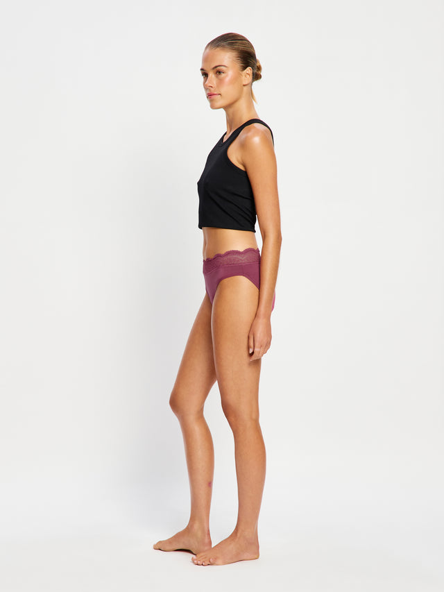 Sinnlicher High Waist Bikini in Pflaumenlila mit moderater Abdeckung