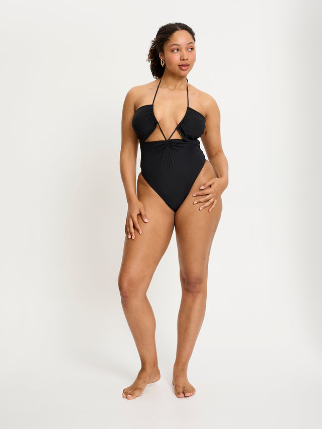 SLSOSCHIBLAW_Smileyworld_Swimwear_Tie_ One_Piece_High_Absorbency_Black_50_Model_Liv_14-L.jpg