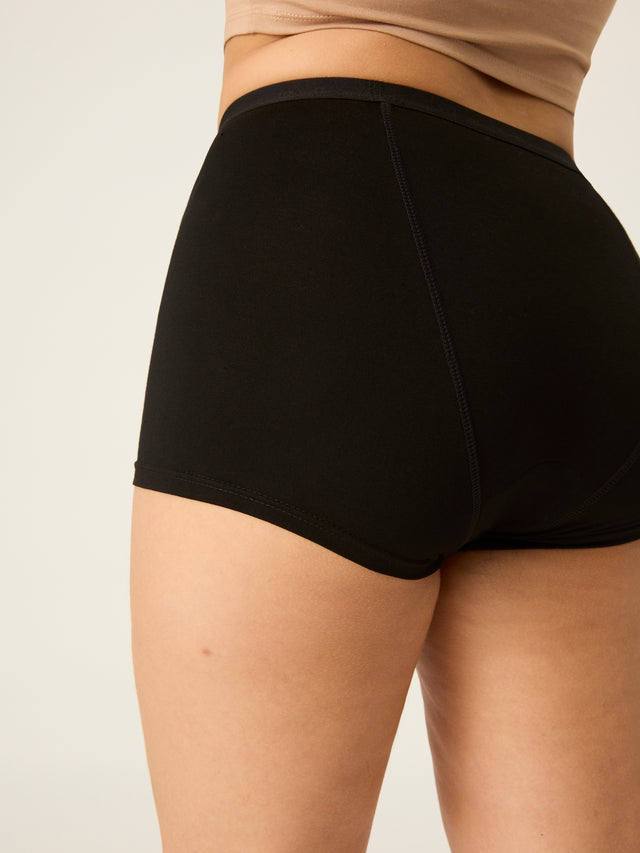 VEBSMHBLAW-MB_Vegan_Boyshort_MH_Black-13_model_Calmell_12-M.jpg